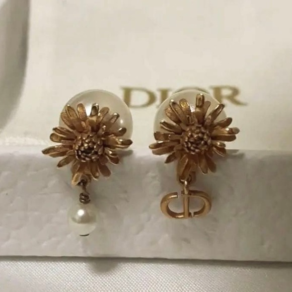 DIOR | TRIBALES pearl and rose gold earrings - Picture 3 of 10